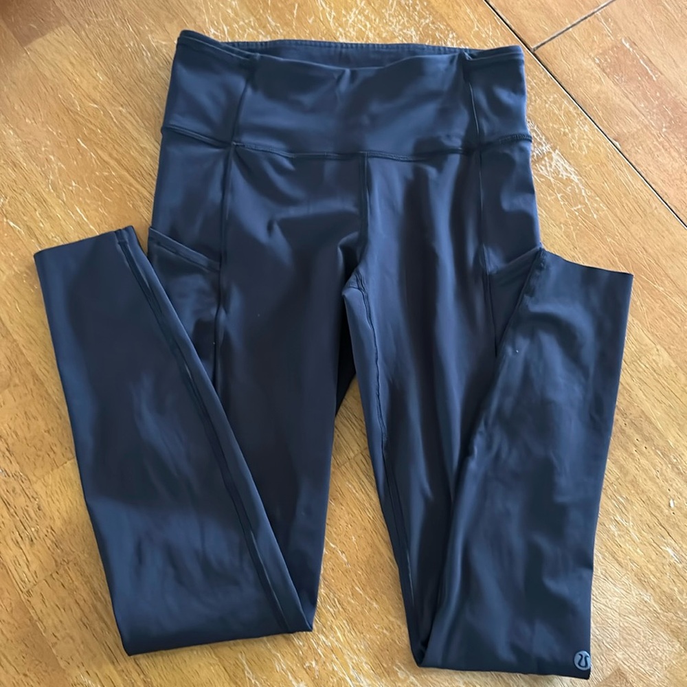 Womens lululemon leggings with pockets size 6, 28” length
